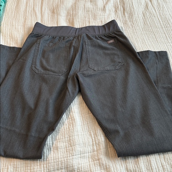 Figs Graphite Scrub Set - Picture 4 of 5